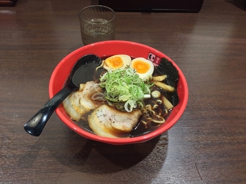 「富山ブラック味玉ラーメン」@豚系 麺家いろは 秋葉原店の写真