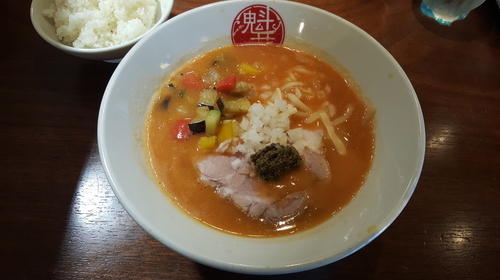 「【限定】鶏白湯トマト仕立てらーめん ラタトゥイユ添え￥820」@天然魳煮干だしらーめん創房 魁花の写真