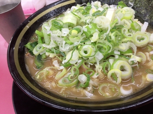 「ラーメン 630円 バラ3枚 20円×3（薬味ネギ多め）」@王道家の写真