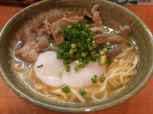 「中味そば」@沖縄そば やんばる 新宿本店の写真