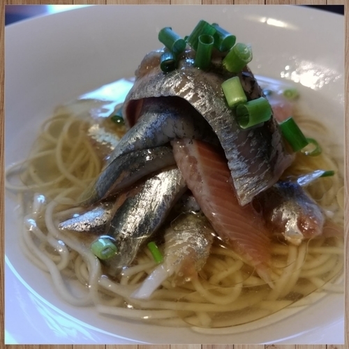 「【限定】冷やしイワシそば」@寿製麺よしかわ 川越店の写真