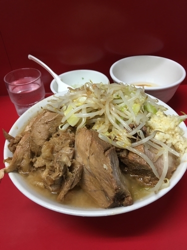 「小豚ニンニク多めヤサイカラメ白ネギ生卵」@ラーメン二郎 西台駅前店の写真