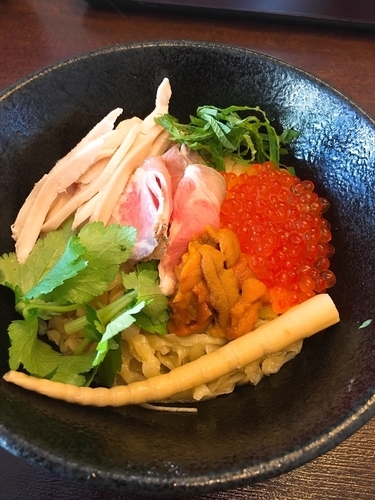 「【限定】北海道産ウニ、イクラのまぜそば イクラ増し」@麺匠えにしの写真