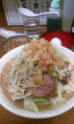 「ラーメン(やさいチョイまし、にんにく、あぶらどでん)+生玉子」@ラーメンの店 どでん 北浦和店の写真