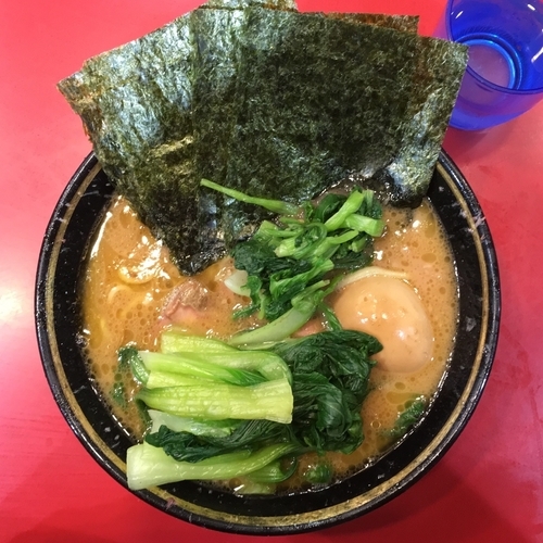 「ラーメン670円+味玉30円+青梗菜50円」@家系総本山 ラーメン吉村家の写真