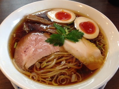 「醤油らぁ麺￥７３０+味玉￥１００」@らぁ麺 紫陽花の写真