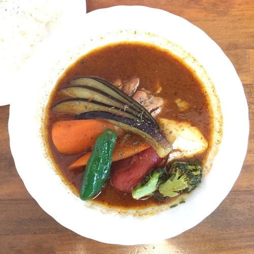「チキン野菜カレー(辛口)＋カマンベールチーズ」@スープカレー カムイの写真