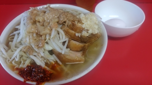 「小ブタ+生卵　ラー油ニンニクアブラカラメ」@ラーメン二郎 千住大橋駅前店の写真