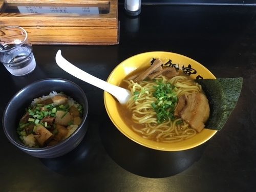 「ラーメン（金、大盛り）＋叉焼飯」@麺処 寅路の写真