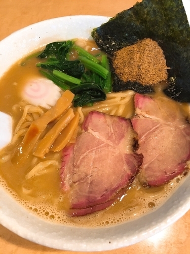 「鶏白湯魚介ラーメン大盛」@横​浜​ら​ー​め​ん​ ​石​六​家の写真