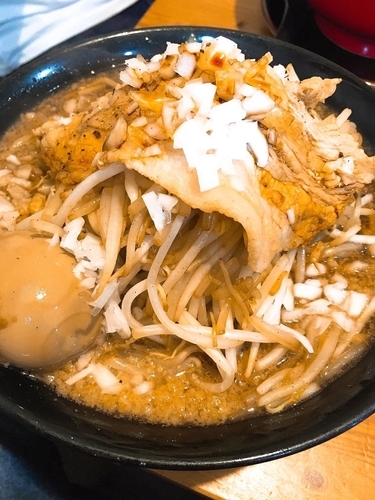 「黒醤油らーめん、野菜盛り 玉ねぎ増し 背脂増し ニンニクなし、生」@男気らーめんアカギの写真