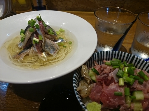 「冷やしイワシそば490円＋海鮮丼400円＆冷酒2杯」@寿製麺よしかわ 川越店の写真