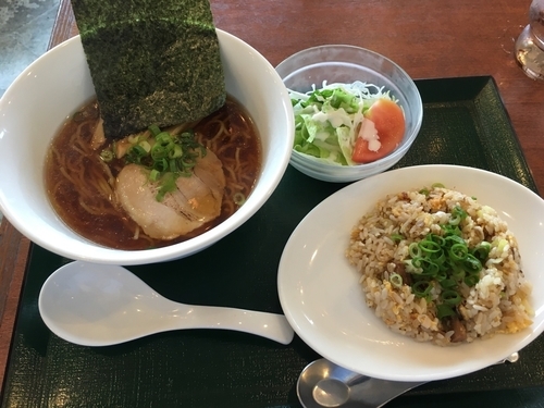「醤油ラーメンと半チャーハンセット880円」@中華レストランChina Fan 草加店の写真