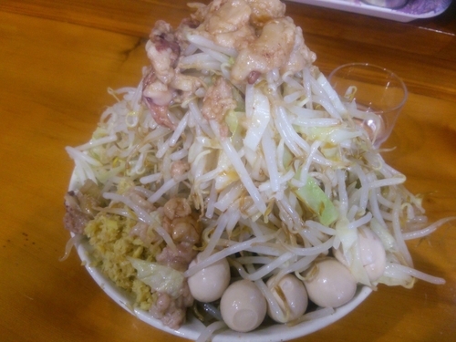 「ラーメン（小）豚2枚（ヤサイ、アブラ、ショウガ）＋味玉」@ラーメン 滋悟郎の写真