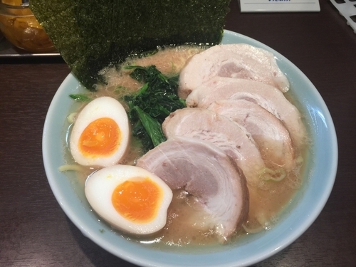 「ラーメン並＋チャーシュー味玉」@横浜家系らーめん いずみ家の写真