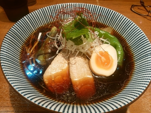 「冷やし煮干しそば黒醤油」@寿製麺よしかわ 川越店の写真