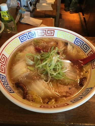 「辛口白菜ラーメン　650円」@餃子と麺 いせのじょう 高架下店の写真