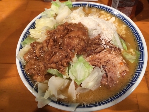 「ミニ味噌ラーメン＋粉チーズ【750円】脂カレー」@ファットンの写真