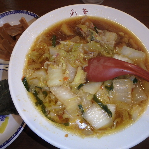 「サイカラーメン(メンマ入り)(小)(750円)、おにぎり」@彩華ラーメン 本店の写真