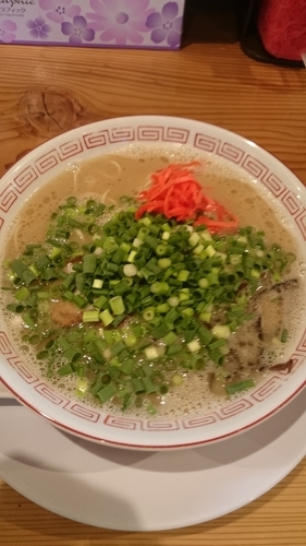 「博多ラーメン 650円 ネギ増し(ラーバス) 替え玉100円」@博多屋台の写真