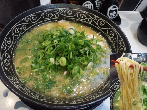 「濃厚豚骨醤油らーめん　にんにく入り、麺固め、ネギ多め700円」@元祖背脂豚骨醤油ラーメン 大宝の写真