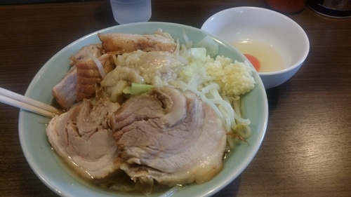 「小ブタ+生卵　ニンニクアブラ」@かじろうramen7の写真