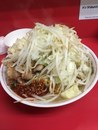 「大豚ニンニク多めヤサイラー油＋生卵」@ラーメン二郎 千住大橋駅前店の写真