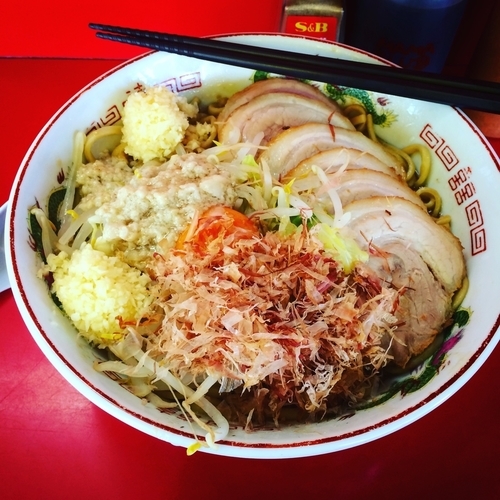 「まぜそば+チャーシュー ヤサイ少なめニンニク増し増しアブラ増し」@赤ひげラーメンの写真