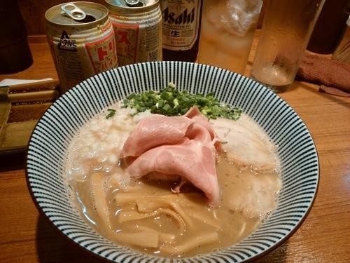 「魚あら炊き豚骨そば＋ビール＆」@寿製麺よしかわ 川越店の写真