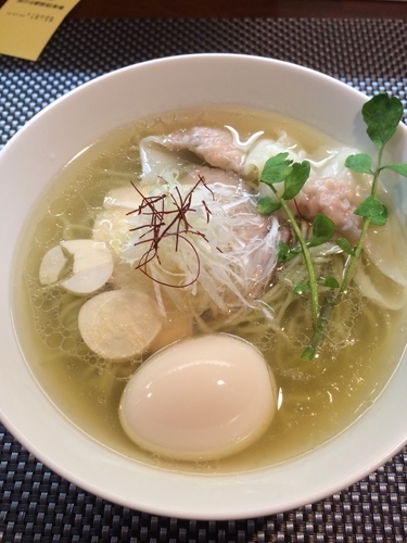 「白トリュフ塩ラーメン  ワンタン」@BumBunBlauCafe with BeeHiveの写真