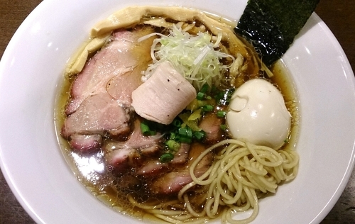 「虎徹そば(醤油、細麺) + 窯焼豚」@麺や 虎徹の写真