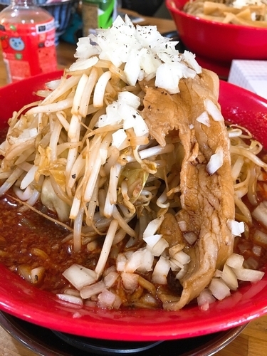 「赤醤油らーめん Death2 玉ねぎ増し 野菜増し 生姜 つけア」@男気らーめんアカギの写真