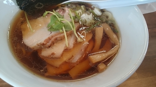 「正油らーめん・普通盛＋吊るし豚叉焼」@まるもり製麺の写真