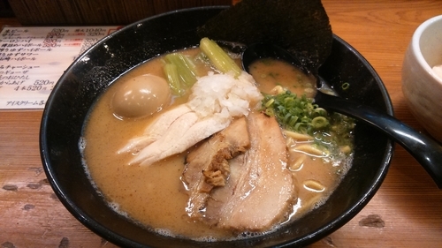 「特製鶏白湯らーめん980円+小ライスサービス」@三代目麺処 「まるは」極 船橋店の写真