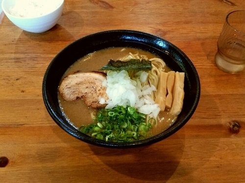 「濃厚魚介豚骨らーめん」@麺や 飛来の写真