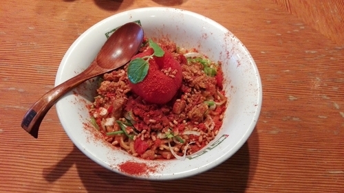 「真っ赤な和えそばwith瀬戸のもち豚」@戸越らーめん えにしの写真