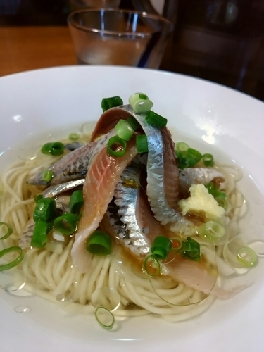 「冷やしいわしそば490円＋海鮮丼400円＋田酒」@寿製麺よしかわ 川越店の写真