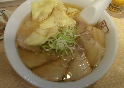 「わんたんラーメン普通盛り　840円」@喜多方ラーメン坂内 新宿西口思い出横丁店の写真