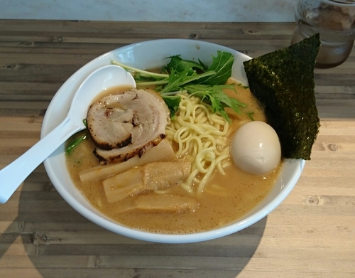 「醤油豚骨(大) + 煮玉子」@ラーメン屋 まるの写真