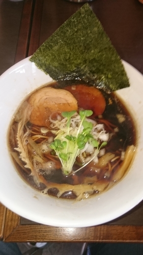 「秋刀魚煮干しの中華そば 醤油 並 750円」@つけ麺 弥七の写真