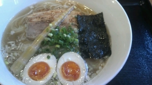 「煮干し味玉らーめん（塩）850円」@手打ちうどん 如水の写真