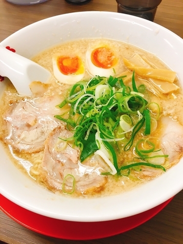 「鶏がら醤油らーめん 味玉 麺硬め 背脂多め」@らーめん一力堂 太田店の写真