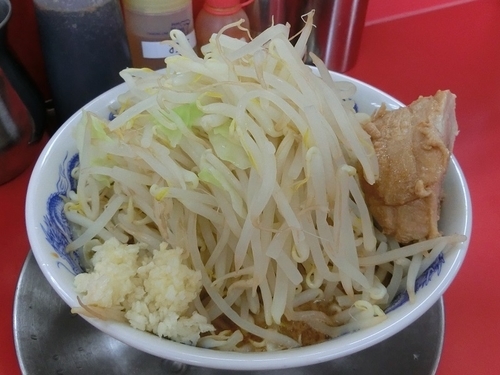 「ラーメン(無料トッピング：ヤサイ増し,ニンニク)」@ジャンクガレッジ 坂戸塚越店の写真