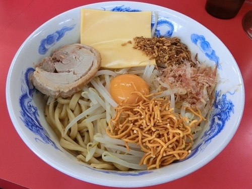 「まぜそば並盛(無料トッピング：チーズ,ベビースター)」@ジャンクガレッジ 坂戸塚越店の写真