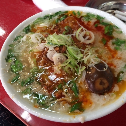 「辛口ホルモン麺 タン炒め  半ちゃんラーメン 生ビール」@とん平食堂の写真