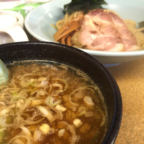 「煮干し醤油つけ麺（オオメ・ヤワメ）890円　チャーシュー2枚」@ラーメン山岡家 大泉店の写真