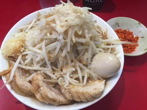 「ラーメン豚増し2枚＋味玉(ニンニク、アブラ、辛揚げ別皿)」@千里眼の写真