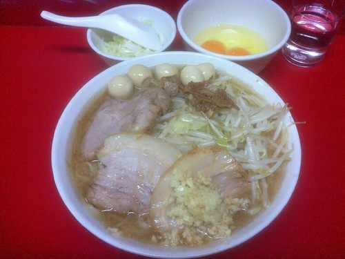 「小ラーメン　ニンニク+卵W+ウズラ+白　1000円」@ラーメン二郎 西台駅前店の写真