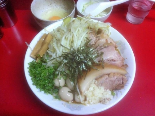 「小ニンニク+油そば+生卵+味付けうずら+白ネギ　1050円」@ラーメン二郎 西台駅前店の写真