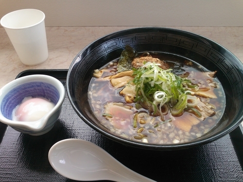 「魚介黒醤油らーめん \700」@東北自動車道 安積PA上り フードコートの写真